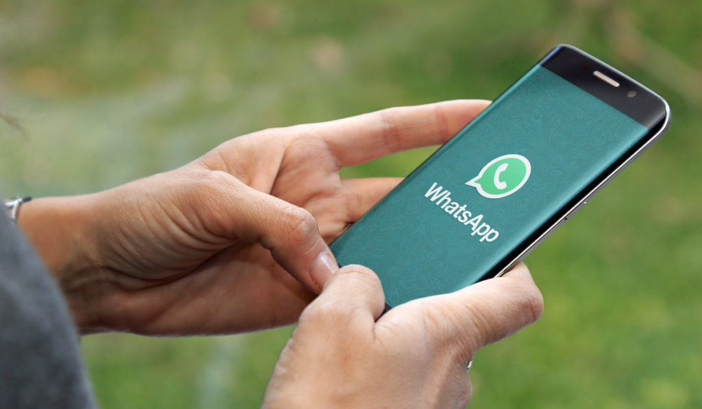 Descubra como recuperar mensagens excluídas no WhatsApp usando backups, armazenamento local e ferramentas de recuperação. Aprenda a proteger suas conversas!
